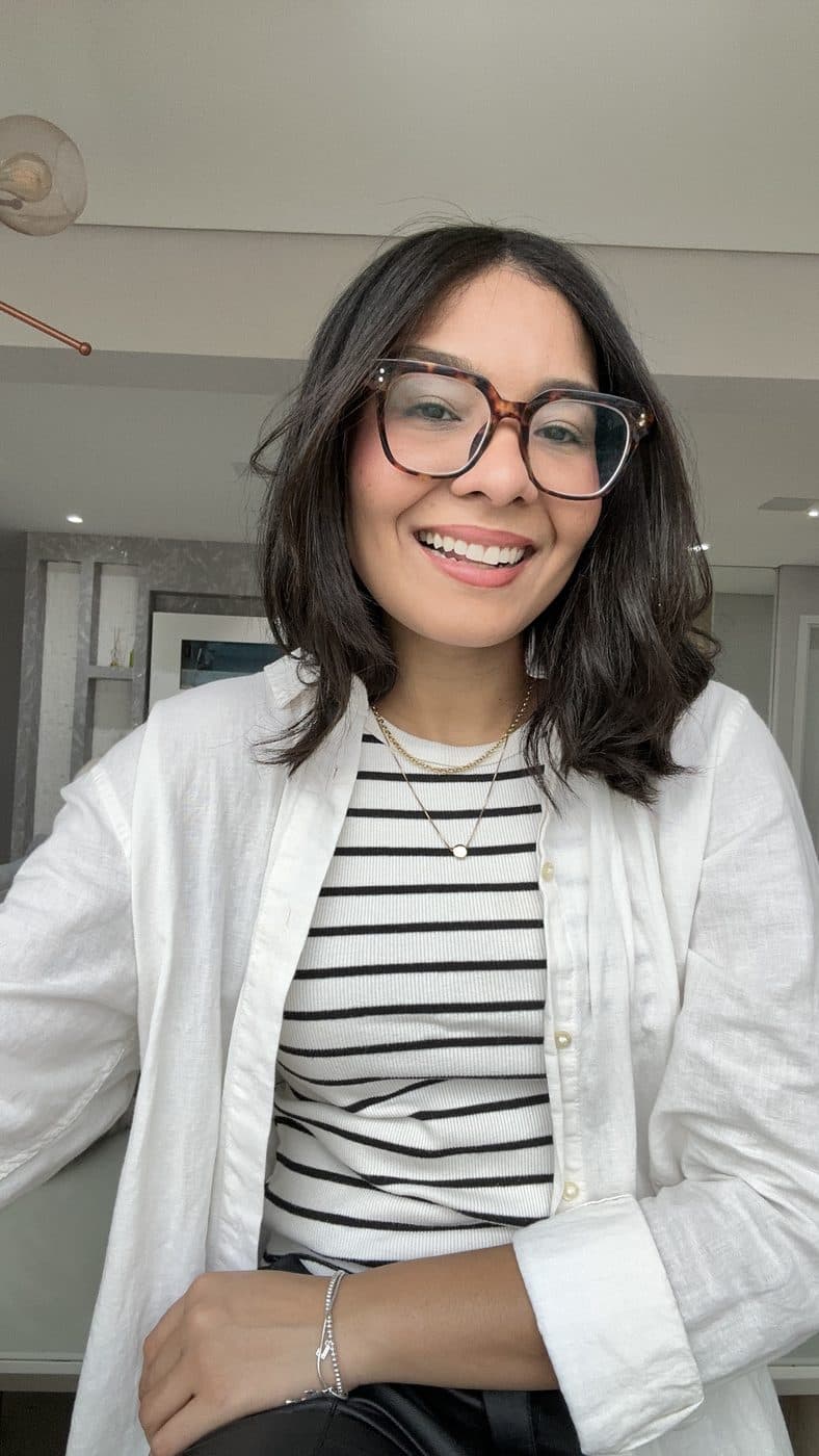 Juliana Cardoso, psicóloga, em um ambiente acolhedor